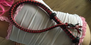 Premium Red en black leather whip
