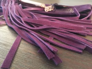 Fifty Shades Freed Suède Flogger