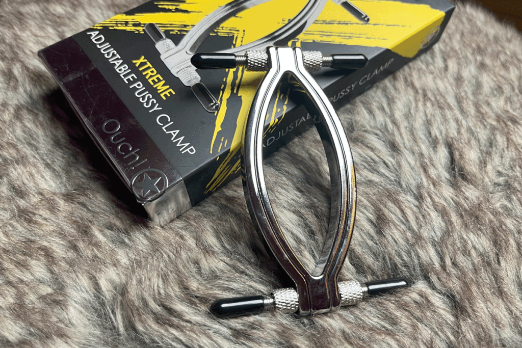 Schaamlippen vangen in de Adjustable pussy clamp